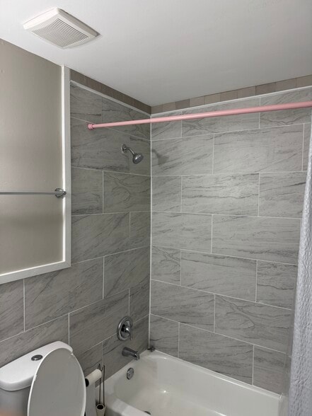 Building Photo - 252 Shorewood Dr