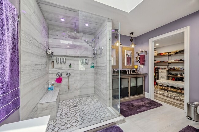 Building Photo - Gorgeous, Fully furnished 3 Bed 3.5 bath h...