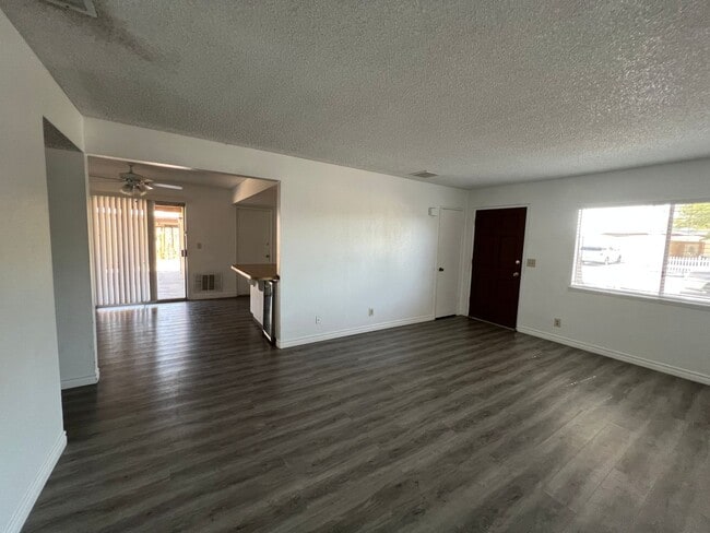 Building Photo - Please contact Vaughn Realty to set up an ...