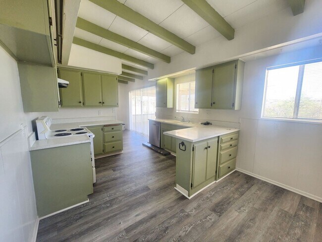 Building Photo - Newly Remodeled Large 3 Bedroom 2 Bath Home