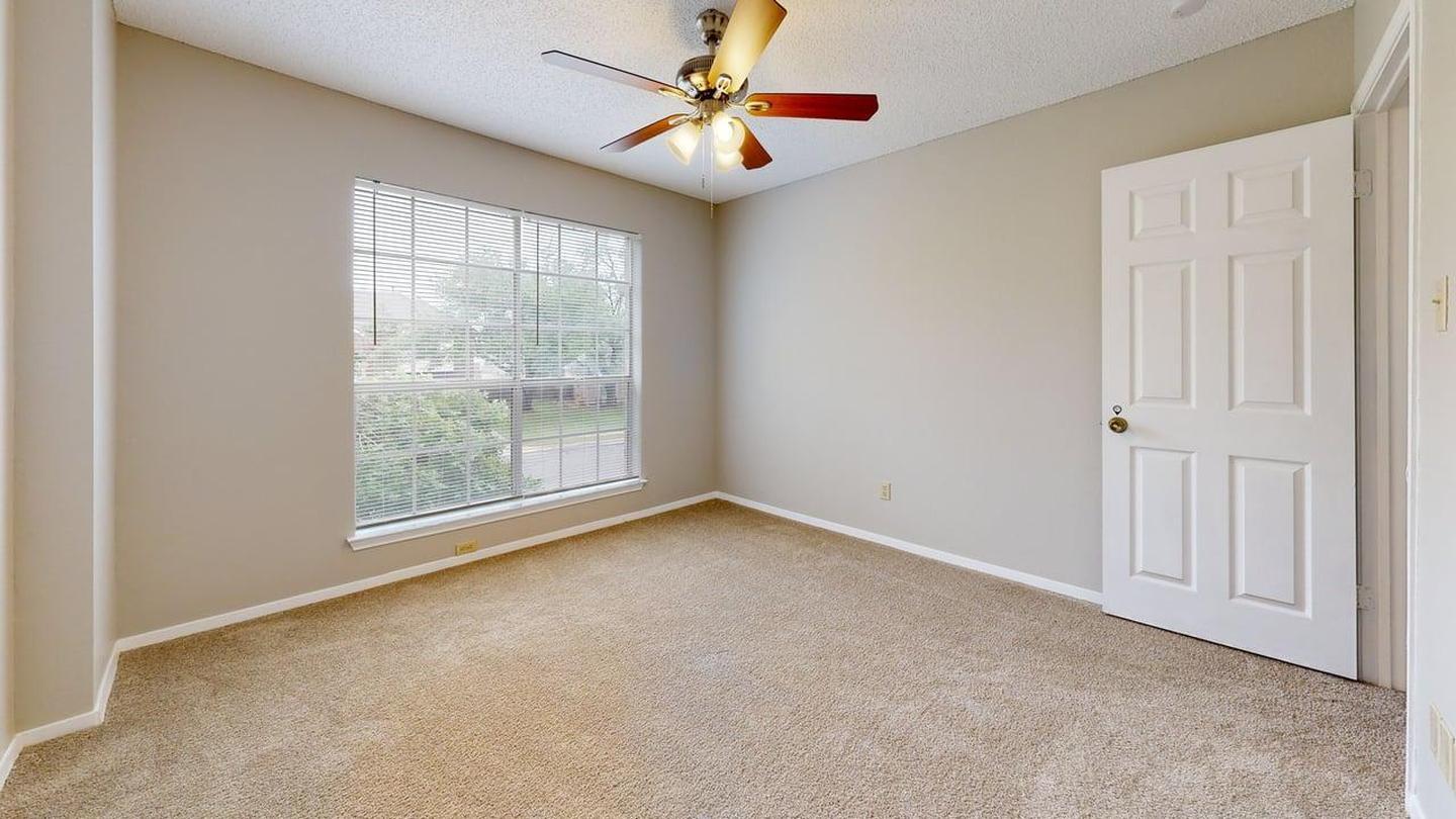 Building Photo - 406 Oakcrest Dr