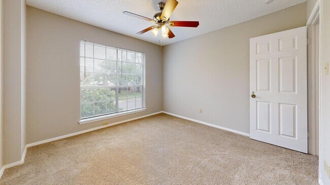 Building Photo - 406 Oakcrest Dr