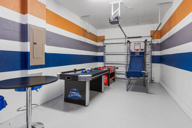 Building Photo - 4743 Kings Castle Cir