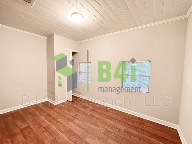 Building Photo - 1102 33rd St