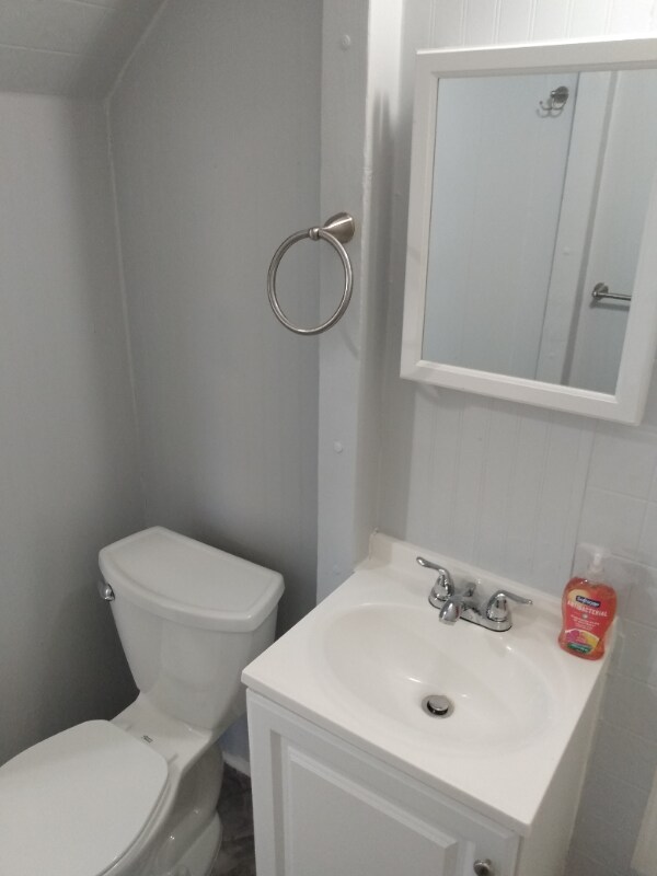 Building Photo - 201 Lake Dr