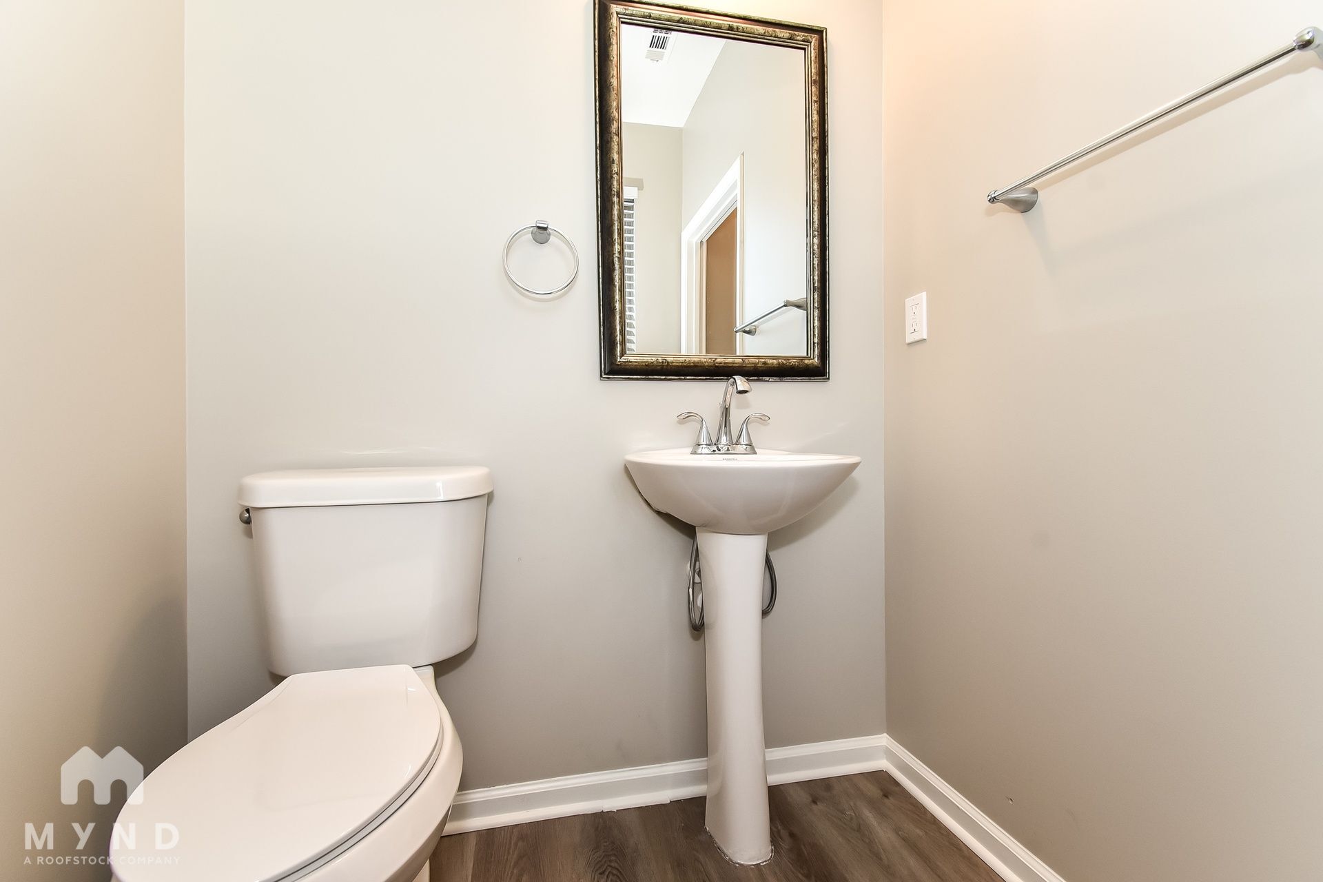 Building Photo - 828 Lake Chase