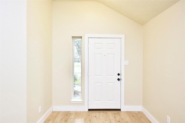 Building Photo - 7715 Butler Lakes Ct