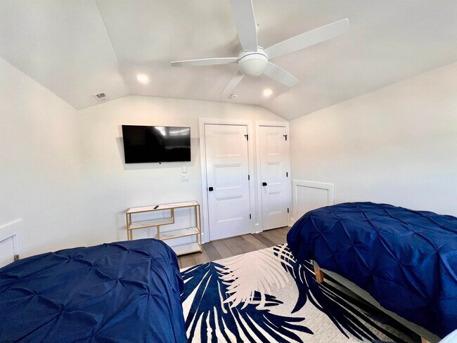 Building Photo - 16 A S Fredericksburg Ave