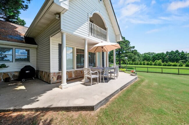 Building Photo - 138 Lake Dr