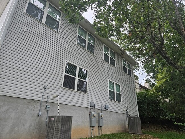 Building Photo - 2489 N Brophy Ave