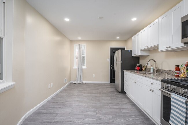 Building Photo - Beautifully renovated single family home