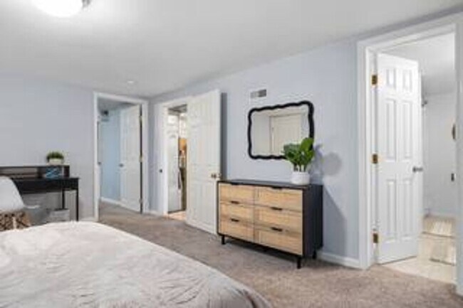 Building Photo - Elm Street Duplex