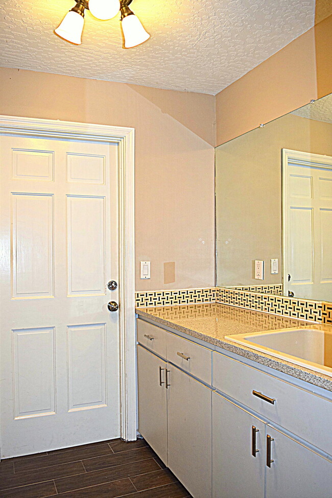 Building Photo - 285 Utopia Cir