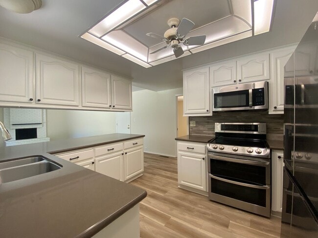 Building Photo - Pleasanton Single Story House 4 bed/2 bath, Downtown next to Amador Valley High! Great Location
