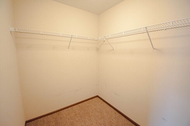 Building Photo - Modern Townhome in a Convenient NW Location