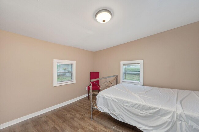 Building Photo - 346 Crescent Dr