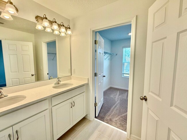Building Photo - Step into style – Lease this 4Bed gem in D...