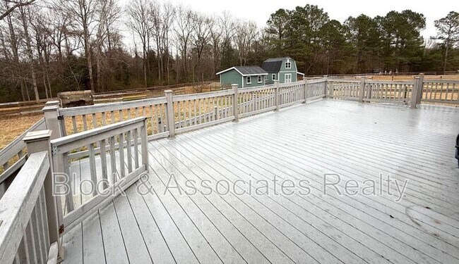 Building Photo - 285 Lennie Smith Rd