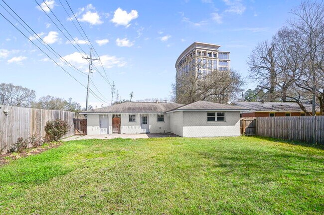 Building Photo - 8120 N Essen Heights Ct