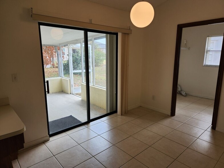 Building Photo - 818-817 7 Gables Cir SE