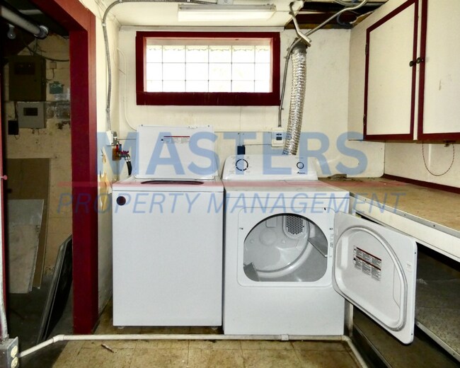 Building Photo - Spacious 3 bed 2 bath House