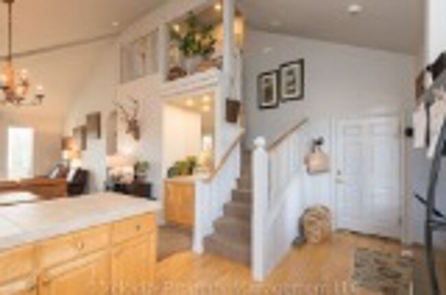 Building Photo - Beautiful Townhouse in Broken Top with Two...