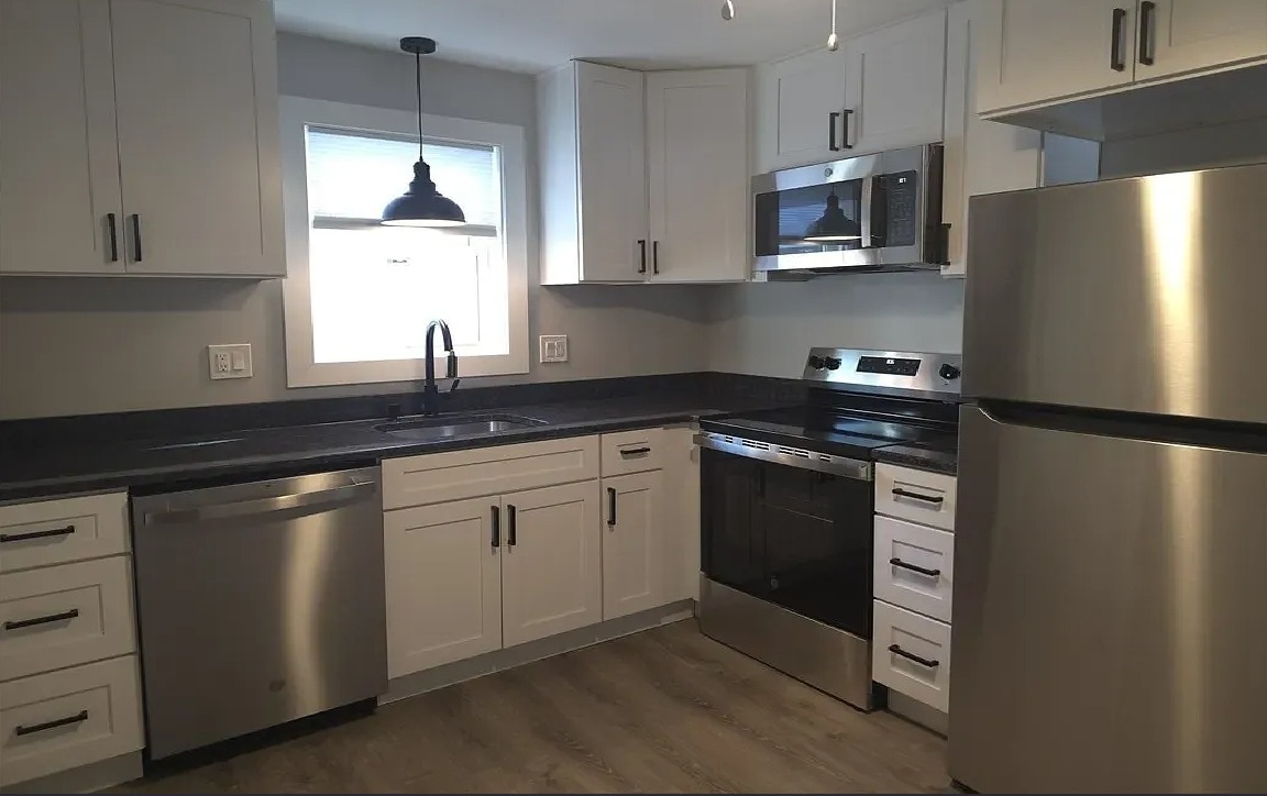 Building Photo - 12 Hunnewell Rd