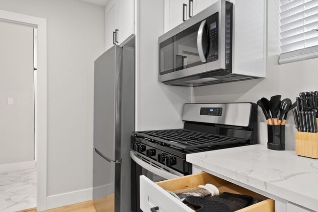 Building Photo - ? Modern Studio in National City – Furnish...