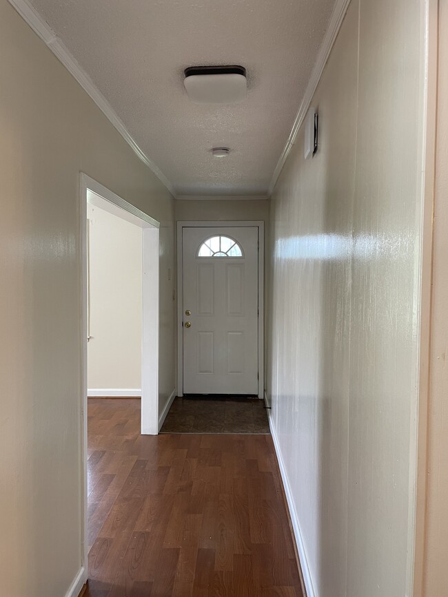 Entrance/hallway - 2103 Burins Dr