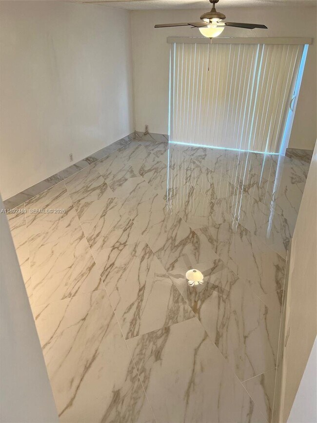 Building Photo - 10181 Twin Lakes Dr