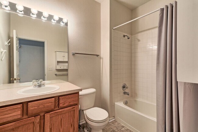 Building Photo - 3 Bedroom 3 Bath Townhome