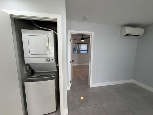 Building Photo - 820 N Victoria Park Rd