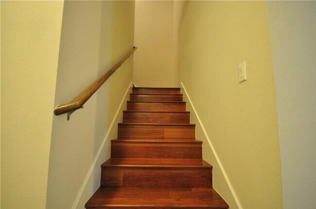 Building Photo - 13800 Lyndhurst St