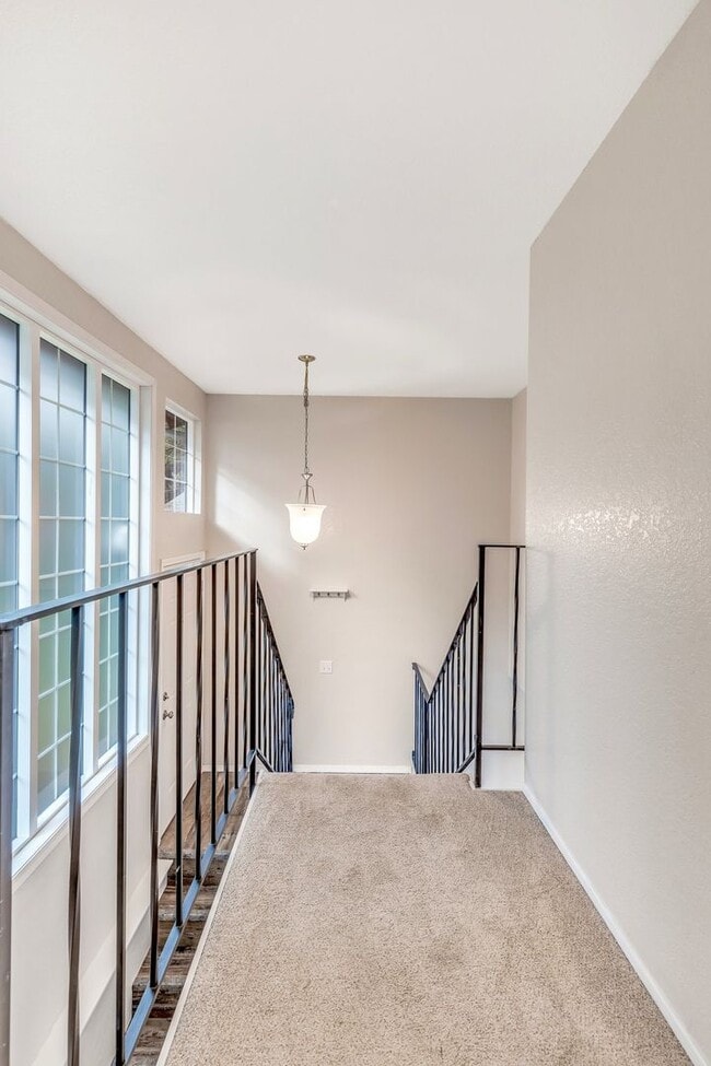 Building Photo - Spacious Townhome Duplex with Large fenced...