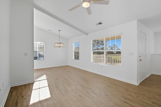 Building Photo - Spacious Three Bedroom Townhome in Old South!