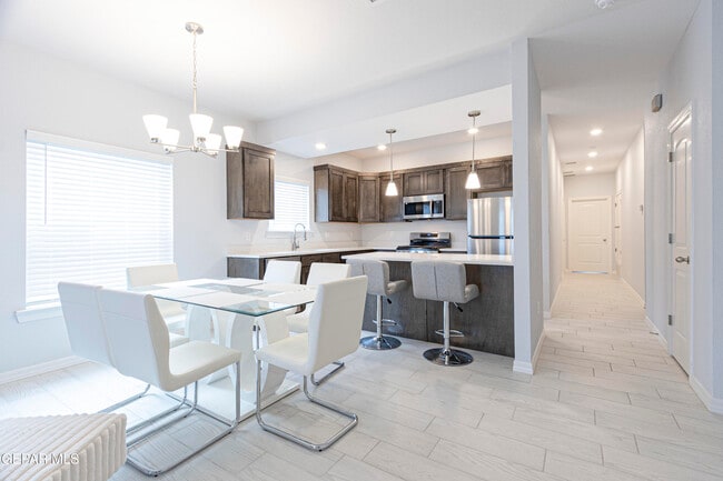 Building Photo - 546 Spanish Oak Dr