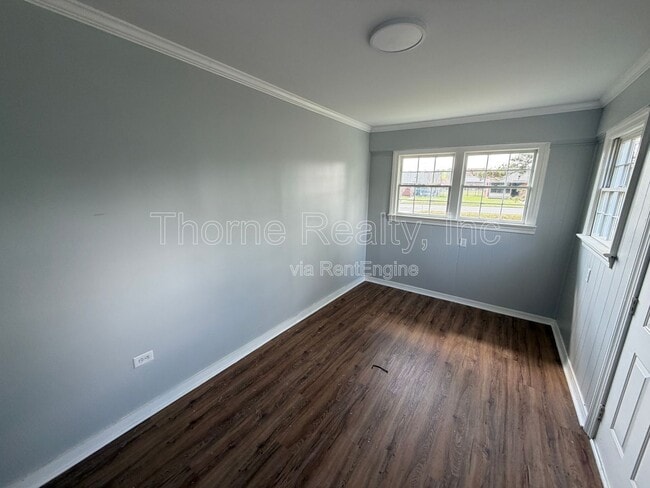 Building Photo - 1600 King Cir