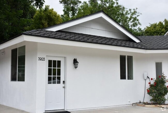 Building Photo - 3903 Woodcliff Rd