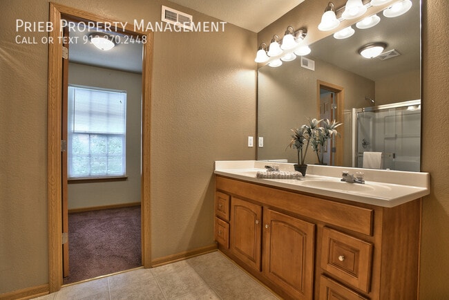 Building Photo - 824 S Woodson Ct