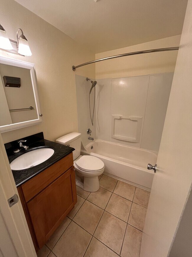 Building Photo - Hardwoods, granite countertops, parking, c...
