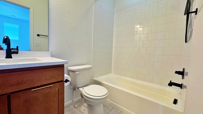 Building Photo - Fantastic Parkway Point 3 Bed 3 Bath 2 Car...