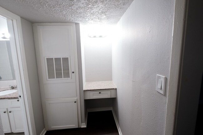 Building Photo - Apartamento recien remodelado / Beautiful recently remodeled apartment. Fast move in bonus!