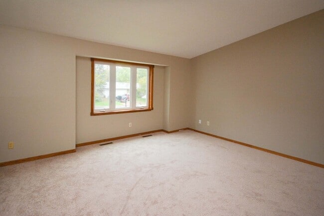 Building Photo - Great 4br home with large fenced yard in q...