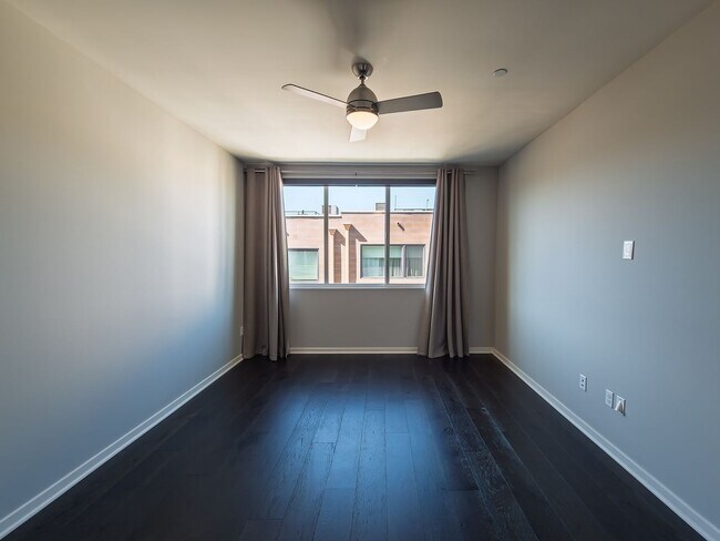 Building Photo - Luxury Townhome Centrally Located in Silver Lake!