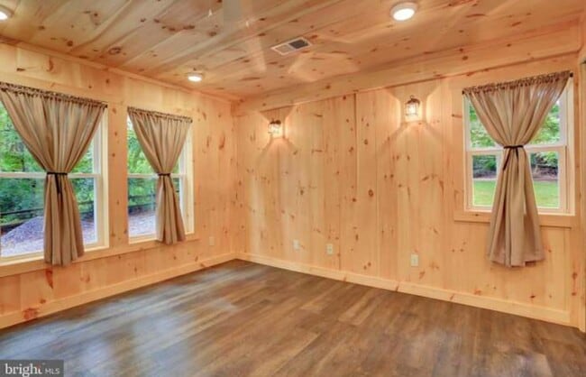 Building Photo - Lovely Single-Family Home