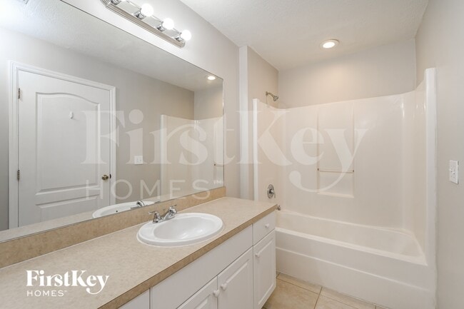 Building Photo - 2112 NE 14th Ave