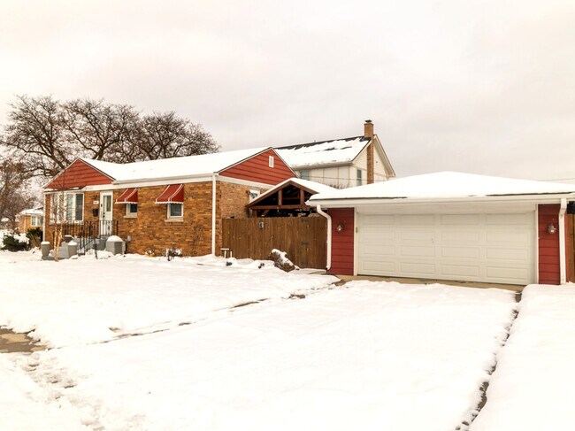 Building Photo - 9945 Sunnyside Ave