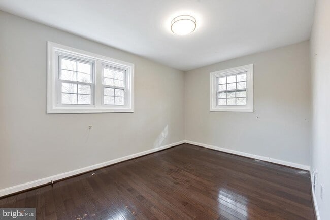 Building Photo - 3825 Larchwood Rd