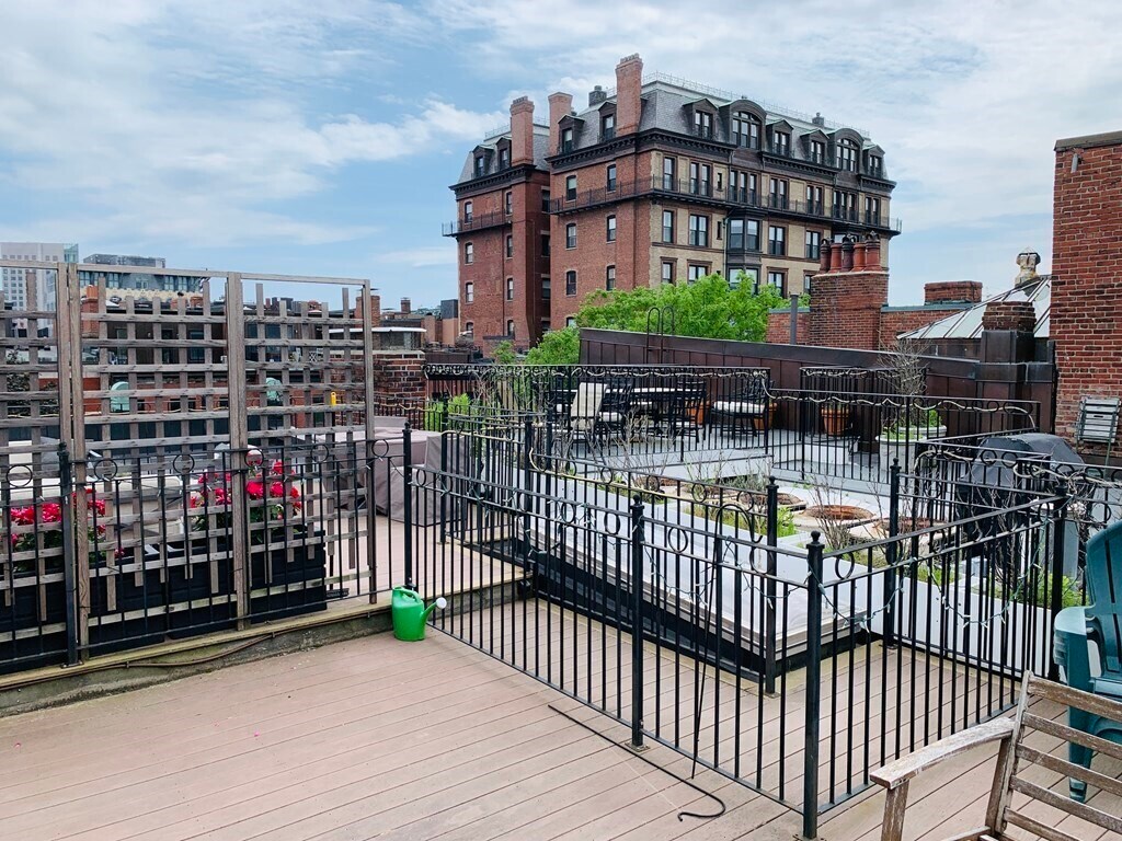 Building Photo - 392 Marlborough St