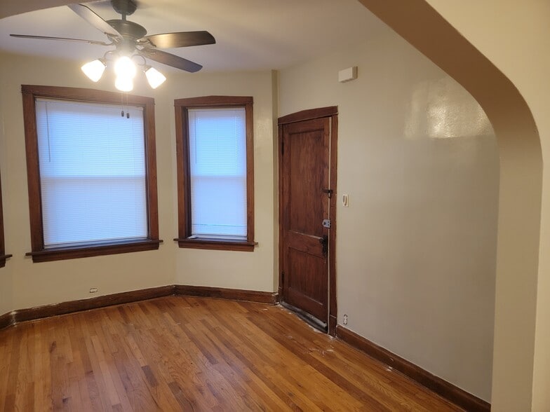 Building Photo - 5031 W Cullom Ave